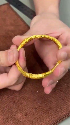 Her Own Gold: A Lady's Creative Gold Bracelet Journey in Xiamen