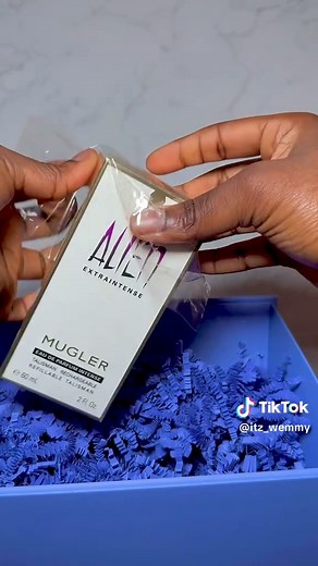 As a fragrance content creator, few things excite me more than revisiting a powerhouse scent through a new lens. So when I got my hands (and pulse points) on Alien Extraintense by @muglerofficial , I was both intrigued and skeptical. Mugler’s Alien is iconic, the kind of scent that needs no introduction in the fragrance world, so the idea of an “extra intense” version begged the question: is it truly intensified, or just a repackaged echo? Opening: Right out of the atomizer, you’re greeted with