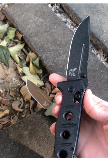 Benchmade EDC knife! CPM-D2 steel blade is sharp and durable, AXIS Assist one-handed opening mechanism, G10/aluminum alloy handle options available, reliable for outdoor activities and everyday carry. #TacticalGear #EDCenthusiast #TacticalTools