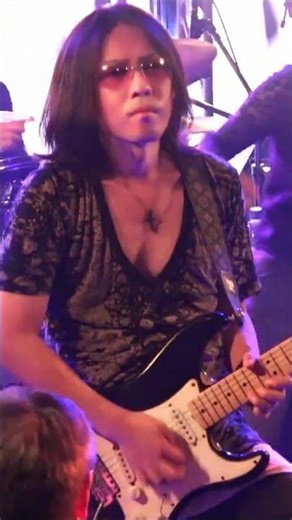 ライブハウスで速弾きソロを弾きました