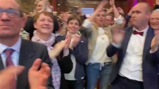 À Boulogne-sur-Mer, énorme explosion de joie à la mairie, Frédéric Cuvillier est réélu