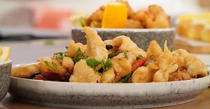 Calamar frito con salteado de verduras y salsa picante