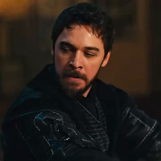 seyircinin en dikkatini çeken, izlemeyi sevdiği karakter bizans komutanı flavius ve türk olduğunu öğrenmek hikayesiydi. ince ince işlenmesi gerekirdi.musluman olusu dahi aceleye getırıldı.bu kadar kotu işleyecektiniz madem bari komutan olarak kalsaydı hep