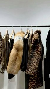 GABRIELA GONÇALVES on Instagram: "⭐️ meus casacos de inverno garimpados ⭐️ investir em casacos é a melhor opção pra quem quer diversificar os looks de inverno sem precisar construir muitas camadas! eu nunca me adaptei ao blusão de lã, sou muito alérgica e me sinto sufocada e com os movimentos reduzidos com tantas camadas ⛄️ então comecei a investir em jaquetas e casacos mais pesados pra me manter quentinha e estilosa 🧥 tenho construído esse acervo desde 2023, com peças atemporais e de qualidade