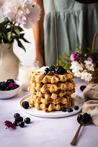Quick & Easy Gluten Free Vegan Waffles (5 Ingredients!)