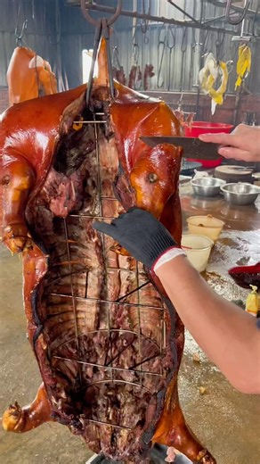 The Sizzling 🥵 Crunch Roasted Pork 🔪 #food #usa #shorts