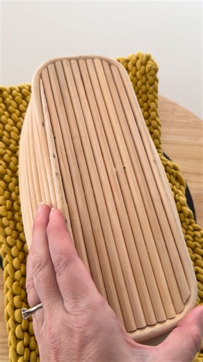 🧇 Time for a new dough canvas reveal… A fun way to add texture and a design element to your loaves is by lining your bannetons (proving baskets) with a textured or waffle linen - or even a little bread blankie. I’ve knitted a few myself to wrap my sourdough babies in, and I love seeing the impressions they leave. What do you think? 🤎 Follow @artisanbreadmamma for ASMR, bread art, tips, Italian family recipes and more. #artisanbreadmamma #scoringsourdough #lievitomadre #sourdoughbreads #sourdou