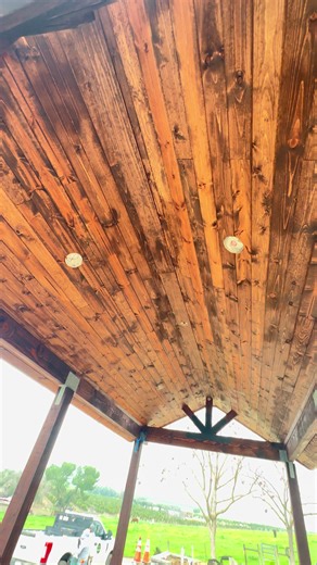 Tú dime: ¿qué color hubieras puesto tú? 👀👇 #Gazebo #WoodStain #OutdoorLiving #BeforeAndAfter #HomeImprovement