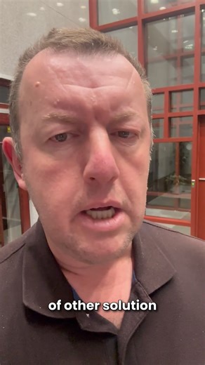 You’ve probably heard the saying: «𝐖𝐡𝐞𝐧 𝐬𝐨𝐦𝐞𝐨𝐧𝐞 𝐢𝐬 𝐝𝐫𝐨𝐰𝐧𝐢𝐧𝐠, 𝐢𝐭’𝐬 𝐧𝐨𝐭 𝐭𝐡𝐞 𝐭𝐢𝐦𝐞 𝐭𝐨 𝐭𝐞𝐚𝐜𝐡 𝐭𝐡𝐞𝐦 𝐡𝐨𝐰 𝐭𝐨 𝐬𝐰𝐢𝐦.” Actually, it may not be a saying, but it should be. In my work, I see this all the time. People come in, literally drowning in emotion — anxiety, grief, anger, fear — and so many helpers rush to FIX it. But the truth is, the first step isn’t fixing. It’s feeling. I will always insist on first being there WITH them — to meet them in that 