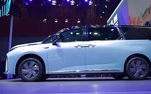 正式首发！上汽MAXUS大型MPV尺寸真大，2 2 2六座，4秒破百！