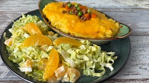 Rezept: Hackfleisch-Kartoffelauflauf mit Endiviensalat