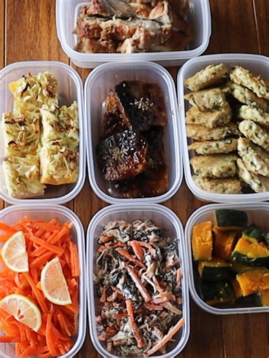 平日楽するための作り置きおかず8品🥗🍖✨ 🥗 切り干し大根とひじきの梅マヨサラダ（作り置き） 【材料】（作りやすい量） ・切り干し大根（乾燥）…30g ・乾燥ひじき…5g ・にんじん…1/3本（細切り）＊キャロットラペに入れるにんじんも一緒に切る＊ 大葉…5枚（千切り） 【梅マヨだれ】 ・マヨネーズ…大さじ3 ・梅干し…2個（種を除いて叩く） ・しょうゆ…小さじ1 ・砂糖…小さじ1/2 ・すりごま…大さじ1 ・ごま油…小さじ1/2 【作り方】 ①鍋に湯を沸かす。 沸騰したら、切り干し大根・にんじん・乾燥ひじきを一緒に入れ、2〜3分さっと茹でる。②ザルにあげ、流水で軽く洗い、水気をしっかり絞る。 （ここ、ギュッと本気で絞るのが水っぽくならない最大ポイント） ③ボウルに②と大葉を入れる。 ④梅マヨだれを混ぜ、全体に和える。 ⑤冷蔵庫で30分ほどなじませたら完成。 ―――――――――― ✨ ポイント ・甘みを足したい場合はコーン少々も合います。 ・ツナを加えるとボリューム副菜に。 ✨保存 ・冷蔵保存3〜4日OK。 🥕 人参のハニーレモンラペ（4〜5人分） 【材料】 ・にんじん…3本（