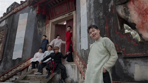 Anh chi mac the su… con em ?