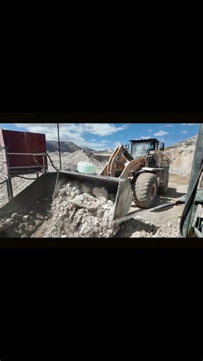 LGM 850 Excavator in Action: Efficient Quarry Loading & Material Handling