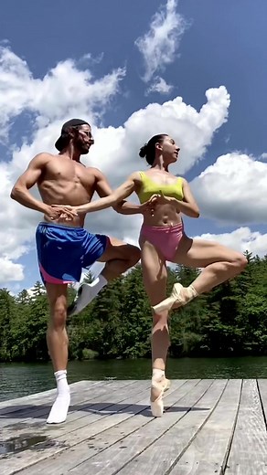 Idk why we thought it was a good idea to dance on a moving dock smh #ballerina #pointeshoes also do you like the Cindy woah?? 🤣