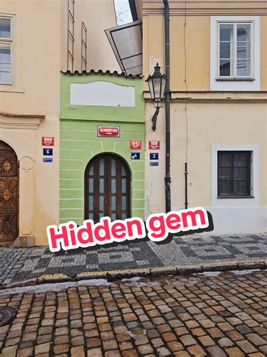 The smallest house in Prague 🇨🇿 Only 2.25 meters wide! You can cross it in just 3 steps 👣 Hidden gem in the Old Town ✨ #prague #hiddengems #funfacts #travel #discover