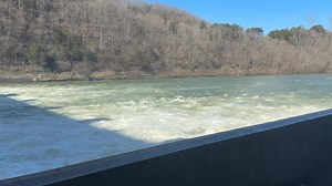 Lake Cumberland Update The current lake elevation is 733 feet and falling about 0.8 feet per day with combined hydropower and spillway releases of 29,000 cubic feet per second. With 74.6% of flood storage available, we continue managing water levels for flood risk reduction. 🚨 Safety Reminder: High water levels and fast-moving currents downstream of Wolf Creek Dam can create hazardous conditions. If you’re boating or fishing, always wear a life jacket and stay aware of changing water conditions