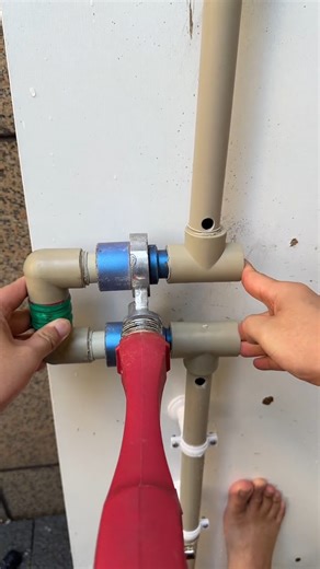He’s not calling a plumber for this. 🛑 Most people would scrap this entire line, but in today’s EesyToolz breakdown, we see how he uses a high-heat thermal weld to create a permanent, molecular fuse. No expensive replacement parts, just smart workshop engineering. 🛠️⚙️ The Technical Breakdown: • Temporary Plug: He stops the flow with a simple wooden plug to prep the surface. 🪵 • Precision Grinding: Cleaning the bond area is critical—any debris will ruin the weld. ✨ • Thermal Fusion: He heats 