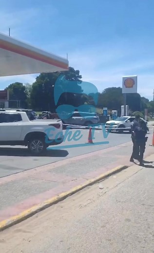 🔴ACCIDENTE EN ESTACIÓN DE SERVICIO SHELL: UNA MUJER MAYOR FUE ATROPELLADA Un automóvil de color blanco realizó una maniobra en reversa y embistió a una señora mayor . Como consecuencia del impacto, la señora cayó al suelo, aunque en ningún momento perdió el conocimiento. De manera preventiva, fue trasladada al hospital para realizarle estudios y descartar cualquier lesión. En el lugar trabaja personal policial y Policía Científica. | Eche Tv