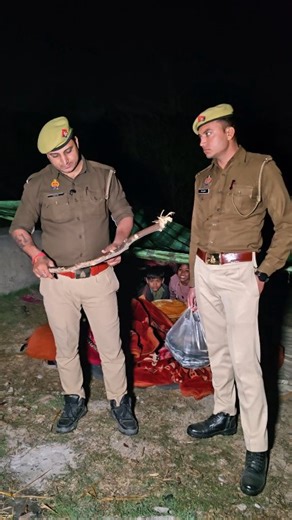 एक पिता... भूखा-प्यासा! 😭 अपने मासूम बच्चों के साथ जंगलों की झाड़ियों में पड़ा है। न कोई छत, न खाने को कुछ... भीख मांगकर गुजारा करता है। कंबल भी नहीं! आज हमने खिलाया खाना, दी मदद, दिए कंबल। 🙏❤️क्या आप भी ऐसे लोगों की मदद करेंगे? कमेंट में बताओ! 👇#PitaKaDard #JungleMeinZindagi #BhookhMitao #MadadKaro #SocialHelp #ViralReel #FaridabadHelps #BacheBachao #EmotionalStory | Js Thakur