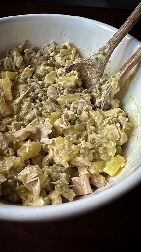 Leichter Geflügelsalat mit fruchtiger Ananas und Curry-Dressing – perfekt für eine schnelle, leckere Mahlzeit!🤤 Liebe Grüße 💚 Lilly Zutaten: 300 g Geflügelfleisch (ausgekochtes Fleisch aus der Suppe), in kleine Stücke zerpflückt 150 g Erbsen (frisch oder aus der Dose, abgetropft) 150 g Ananas, gewürfelt (aus der Dose oder frisch) Mayonnaise-Dressing mit Curry: 80 g Mayonnaise 50 g Naturjoghurt 1 TL Currypulver Salz und Pfeffer nach Geschmack Saft einer halben Zitrone Mayonnaise und Naturjoghur