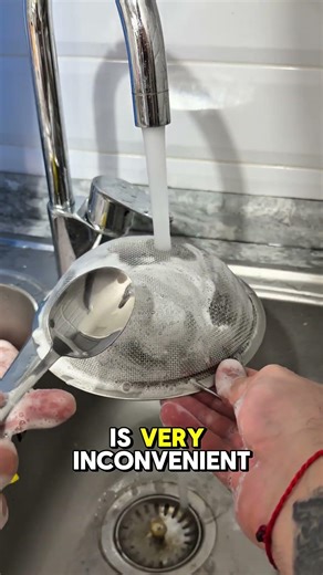 The strainer cleaning hack that actually works #kitchenhacks #efficient #shorts