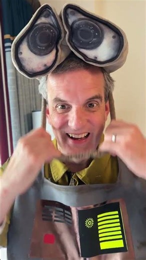 Our WALL-E and EVE #halloweencostumes 🤖❤️🤖