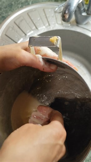 Non-Newtonian liquid in the kitchen made from potato starch | jurij0001