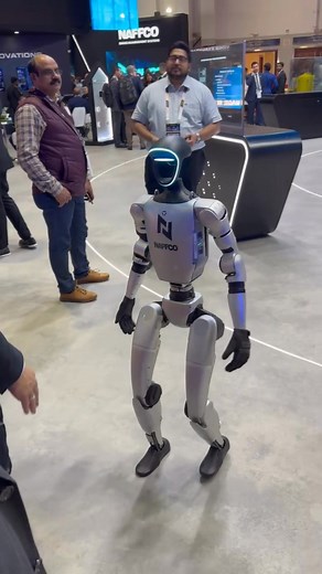 Na targach w Dubaju firma NAFFCO — światowy lider w dziedzinie systemów przeciwpożarowych i bezpieczeństwa — zaprezentowała innowacyjne roboty humanoidalne. To kolejny krok w kierunku przyszłości ratownictwa, w której zaawansowane technologie wspierają ludzi w najtrudniejszych i najbardziej niebezpiecznych akcjach. Czy tak właśnie będzie wyglądać przyszłość służb ratowniczych? Coraz więcej wskazuje na to, że sztuczna inteligencja i robotyka będą odgrywać w niej kluczową rolę. | strefa998.pl