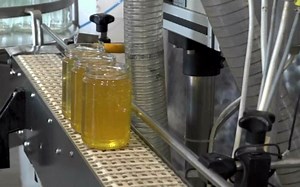 România este numărul doi în Europa la exportul de miere. Paradoxal, românii consumă din China