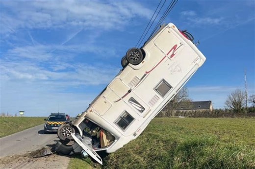 Le camping-car se plante à la verticale dans un fossé : un conducteur victime d’un spectaculaire accident sur une petite route de campagne