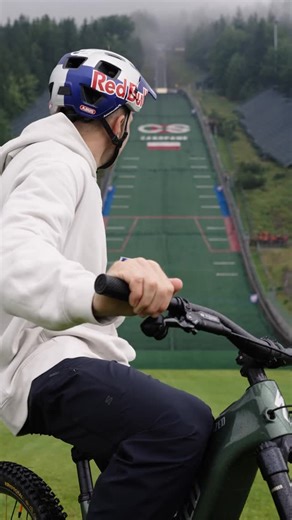 Red Bull Polska 🇵🇱 on Instagram: "Podjedzie? 👀 @davidgodziek i MINI Countryman vs Wielka Krokiew ⛰ #współpracapartnerska 🤝: @mini_polska #redbull #dodaciskrzyyydel #redbull400 #bike #mtb #rower #Mini #frajdazjazdy"