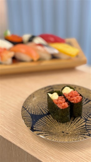 寿司ロボット/ご飯盛付けロボットのSUZUMO【公式】 | 軍艦巻きの、のりが巻かれる瞬間…見たことありますか？ 実はこれ、寿司ロボットが巻いているんです✨ ふわっと優しく巻きながら、仕上がりは早くて綺麗です♪ ▼使用機器 シャリ玉ロボット+軍艦巻き装置 SSN-JLA+SCG-JLA ————————————... | Instagram