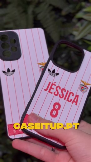 🔥 Esta não é só mais uma capa. É um statement Benfiquista. A capa da camisola Retro Benfica Adidas Originals já conquistou centenas de clientes pela qualidade, pelo detalhe e pela possibilidade de personalizar com nome e número, tal como uma camisola oficial. Mais de 2000 Benfiquistas já compraram — e as reviews confirmam: vale mesmo a pena. Se queres algo que chama a atenção e representa o teu clube como deve ser… esta é a escolha certa. 👉 Compra já em caseitup.pt #CaseItUp #CaseItUpPortugal 