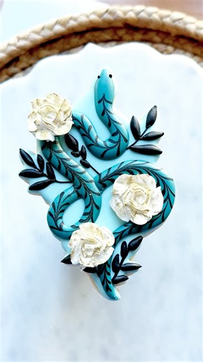 Snake Cookie🐍🖤 #decoratedcookies #cookiedecorating #royalicing #cookies #cookievideo #cookielove