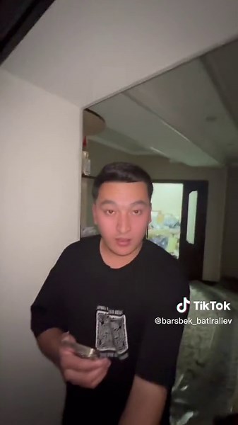 Exploring Unique Dining Spaces and Food Arrangements