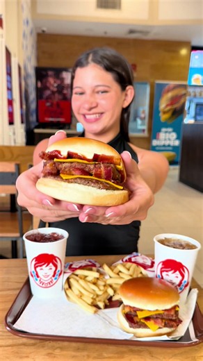 🥓🍔 El jueves se puso más Baconator. 👀🔥 Llevate 2 Combos por L379 y disfrutá ese sabor que habla por sí solo. 😎 Este jueves 17 de septiembre. 📍Válido en restaurante, autoservicio y delivery 📱 Puedes pedir por Wendy’s App, descarga la app aquí: http://bit.ly/appwendys 📞Delivery Wendy’s llamando al 2512-6002 📱 Whatsapp Wendy´s al https://wa.me/95110101 #baconator #wendyshonduras #promo #promosjueves