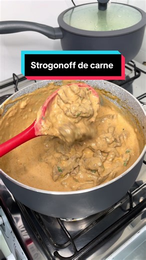 Strogonoff de carne 🥰🍽️ Esse é o jeito que eu faço e amo demais, fica super cremoso e muito muito gostoso 🤤 Utilizei o óleo de girassol da @soya , porque toda receita começa com soya ❤️ Ingredientes 500g de filé mignon (pode ser outra carne da sua preferência) 2 dentes de alho grande 1/2 cebola 1/2 alho poro picado Temperos: sal, pimenta do reino, Colorau, chimichurri, Edu Guedes, páprica picante Ketchup, mostarda e molho de tomate a gosto 2 caixinhas de creme de leite Salsinha #receitas #str