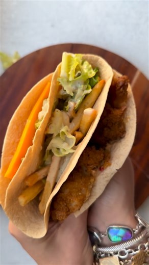 catie vignona | busy mom • doing what works on Instagram: "wrap hack always comes in handy for a 10 minute lunch • + low carb tortilla + @realgoodfoods chicken + shredded lettuce + grillos pickles + @primalkitchenfoods ranch + leftover fries • Easy peasy! What’s your favorite 10 minutes lunch? Tell me blow! And save this one for a day you need some lunch inspo! • • • #recipehacks #bestdressing #primalkitchenpartner"