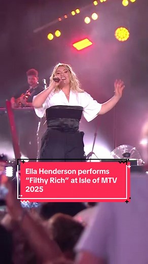 Ella Henderson's Stunning Performance of 'Filthy Rich'