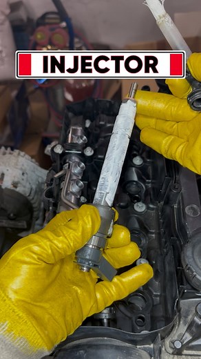 Installing Injectors on the BMW N47 Engine — Step-by-Step Guide & Crucial Tips • In this video, we continue rebuilding the BMW N47 diesel engine by installing the fuel injectors, valve cover, and fuel rail. • 📌 What’s included: – Installation of new injector clamps, – Proper order of mounting the valve cover and fuel rail, – Correct tightening torque for injector bolts — only 10 Nm (very low torque, do not overtighten!), – Fitting the fuel pipe from the HPFP to the rail, which is located under