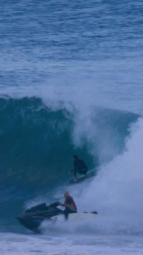 The boss JS dropping the GM Paul into a Cyclone Alfred diamond in the rough 💎 Paul’s #StepOff 5’8” x 17 ¾” x 2 1/16” x 21.3L (5’9” & 150lbs / 68kg) JS’ #StepOff 5’11” x 18 1/4” x 2 ¼” x 24.7L #GoldenChild EasyRider 6’4” x 19 3/4” x 2 3/4” x 35.8L (5’11” & 198lbs / 90kg) #ChargerSeries #PerformerSeries 🎥 @shaggamang | JS Surfboards