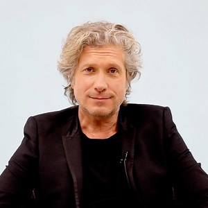 Il incarne le nouveau prof de philo du lycée La Fontaine dans notre série "La faute à Rousseau". Voici l'interview de Charlie Dupont. Découvrez la série sur france.tv ▶️ bit.ly/FauteRousseau-E1 | France tv