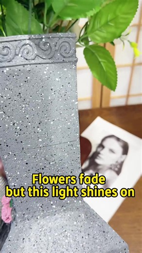 Finding a memorial that can withstand wind and rain is not easy. This solar-powered tombstone light is completely weatherproof and durable. No wiring or battery changes are needed. It simply shines quietly, telling a story of love that never fades.#solarlights #fyp #foreverlove #family #company