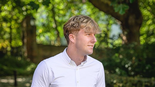 Le Palais dévoile deux clichés inédits du prince Emmanuel à l’occasion de son anniversaire (photos)