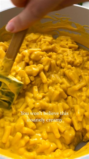 Since going vegan, I have tried so many mac and cheese recipes I’ve lost count. I’ve always wanted to have a healthy one on hand that I could recommend. Recipe is in the comments 💕 | Plantbaes