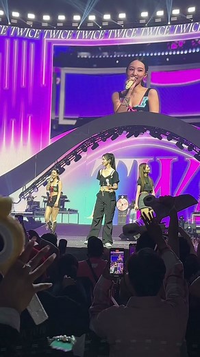 SHARON ATE‼️‼️‼️ #twice #twicetour #twicechicago #mina #sharon