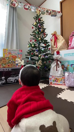 First Xmas🎅🌲🎁 沢山のサンタさんがきてくれて、しゅりも喜んでくれて楽しいクリスマスを過ごせて幸せだった🍎🤍 #赤ちゃん#赤ちゃんのいる生活#赤ちゃんのいる暮らし#9ヶ月#9ヶ月ベビー#ベビー#baby#親ばか#親ばか部#クリスマス#ファーストクリスマス#firstxmas#サンタさん#プレゼント