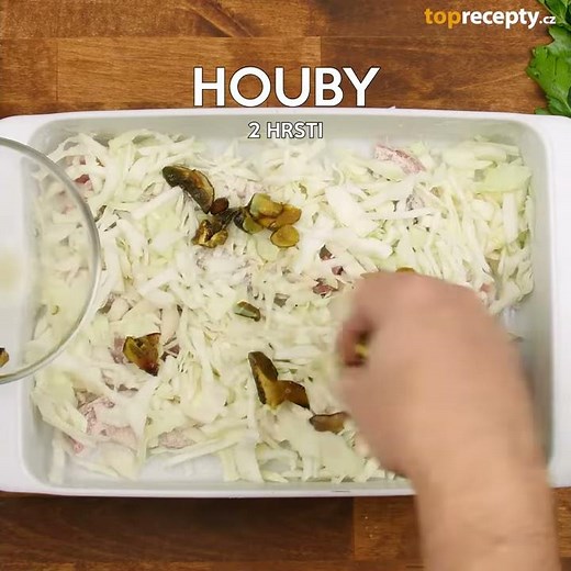 Vepřové plátky pečené na houbách a hlávkovém zelí mají velmi příjemnou chuť