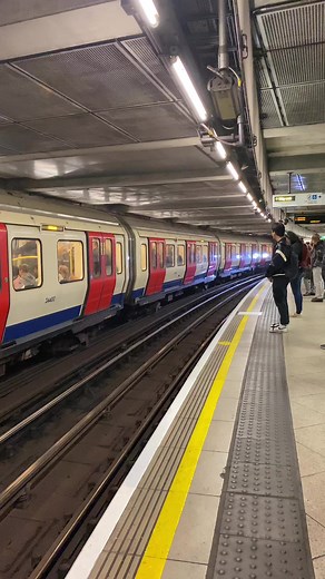 District Line at Westminster Station🫶🏼🇬🇧 #london #londra #londonlife #londonarchitecture #touchdownldn | Touchdown London